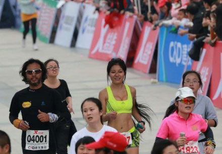 最美馬拉松女孩火了 跑步狂人要跑100個全程3