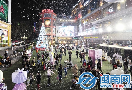昨晚9點(diǎn)，泉州市區(qū)領(lǐng)秀天地，“人工造雪”吸引很多