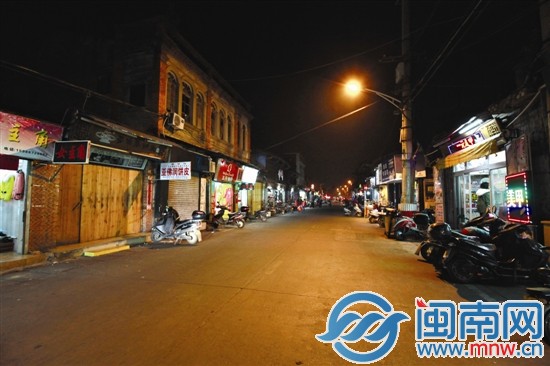 昨晚不到9點，泉州市區(qū)西街，多家店鋪已經(jīng)關(guān)門，路