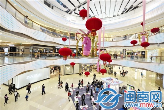 昨晚9點(diǎn)半，泉州市區(qū)萬達(dá)廣場，依舊人來人往