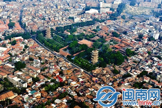 本報去年年底航拍圖片，東西雙塔屹立，紅磚古厝環(huán)繞