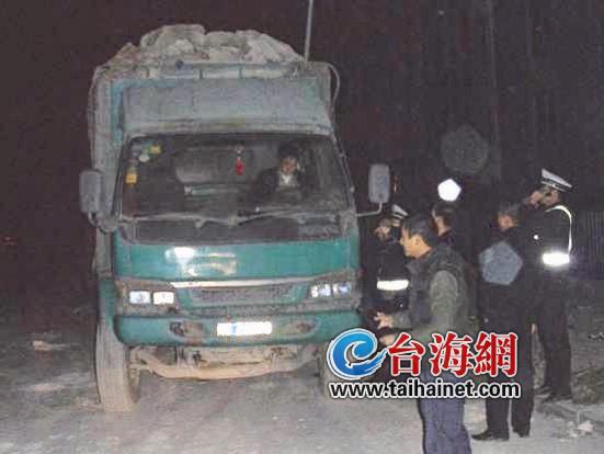 土方車滿載盜挖來的高嶺土