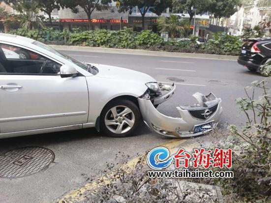小車與公交車發(fā)生碰撞，前擋裝置被撞掉了