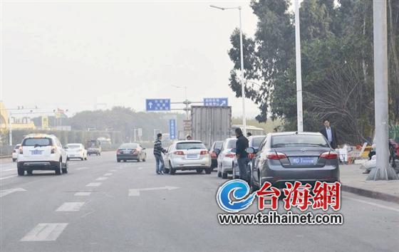 嘉禾路成功大道入口處違章停車