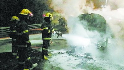 消防員撲救起火轎車