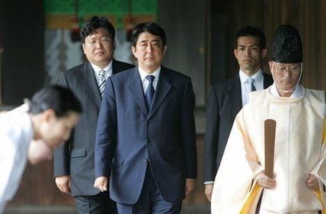 安倍晉三參拜靖國神社