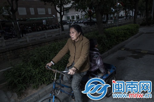 李奶奶每天載著孫子上下學，兩人相依為命