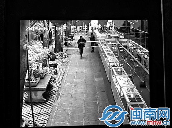 一黑色外套男子手持物品跨過(guò)警戒線(xiàn)進(jìn)入場(chǎng)內(nèi)