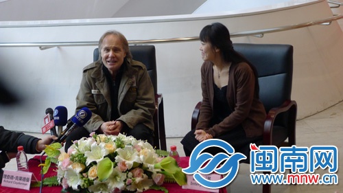 理查德·克萊德曼（左）接受采訪