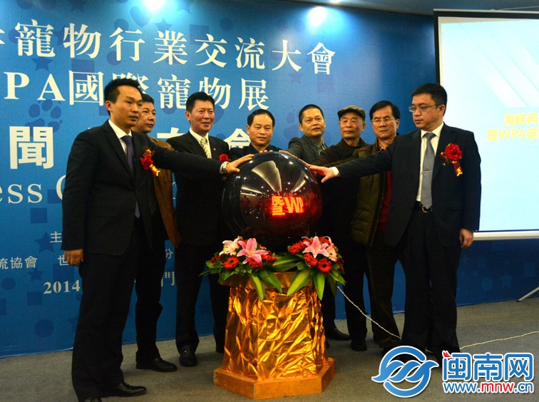 大會(huì)為同行單位、企業(yè)和專家頒發(fā)了“戰(zhàn)略合作伙伴”等牌匾