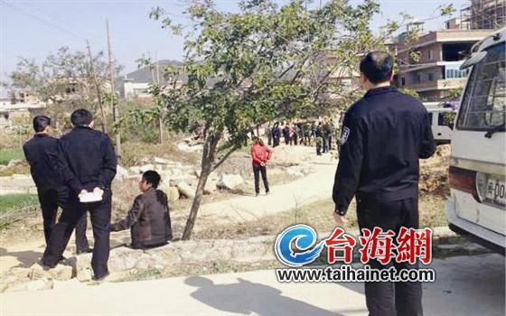 弟弟開挖掘機壓死哥哥