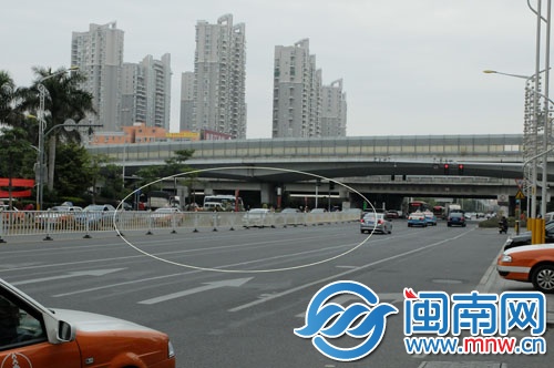 昨日凌晨被撞斷的這段十多米長護欄，目前已被補上