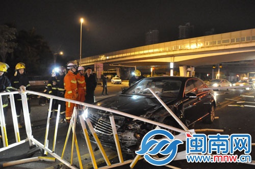 鋼管直插擋風玻璃，司機不幸身亡，事故現場非常慘烈