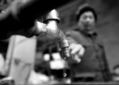 由于管道堵塞，劉老漢家中無水可用