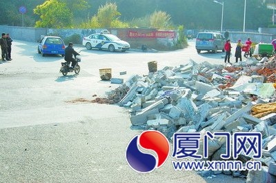 事發(fā)現(xiàn)場(chǎng)有一堆土頭垃圾