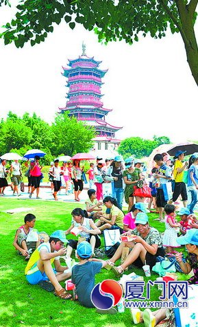 有了旅游年卡，市民游覽景區(qū)更方便。