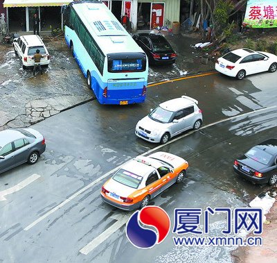 路邊洗車店直接把洗車污水排放到路面上