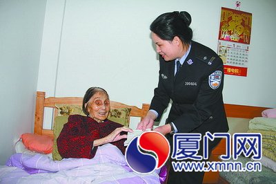 市公安局出入境的民警為老人送證上門