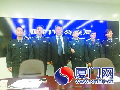 為老人保住積蓄的農(nóng)行保安張藝廳(左一)受表彰