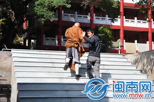 決心留在寺廟工作,陳奕新向眾人揮手告別