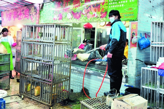 銷售家禽的工作人員對場內(nèi)商鋪及相關(guān)設(shè)施進(jìn)行全面清