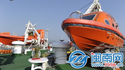 新型高速救助船