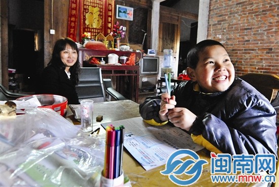 生活雖然困苦，一家人樂觀面對(duì)