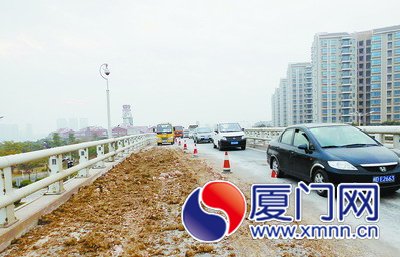 厚厚的土頭綿延數(shù)十米