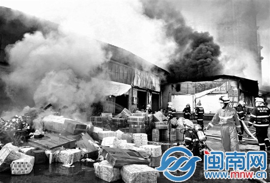 大量貨品被搶運出庫房