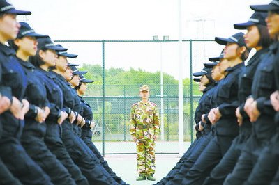 練習(xí)“踢正步”