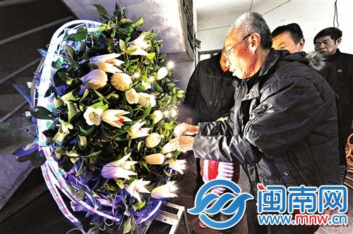 裝好燈泡，牽上燈帶，花燈就做好了