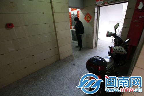 林女士在家門口停電動車時，遭遇歹徒襲擊