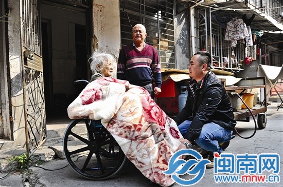 林先生給老人送來了輪椅