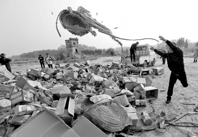 工作人員將非法煙花爆竹分攤擺放，準備銷毀