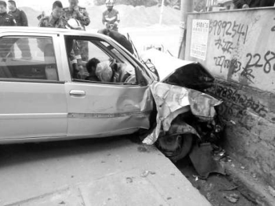 南安英都一小車“莫名”撞墻