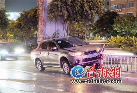 越野車沖上橋頭的鐵柱護欄