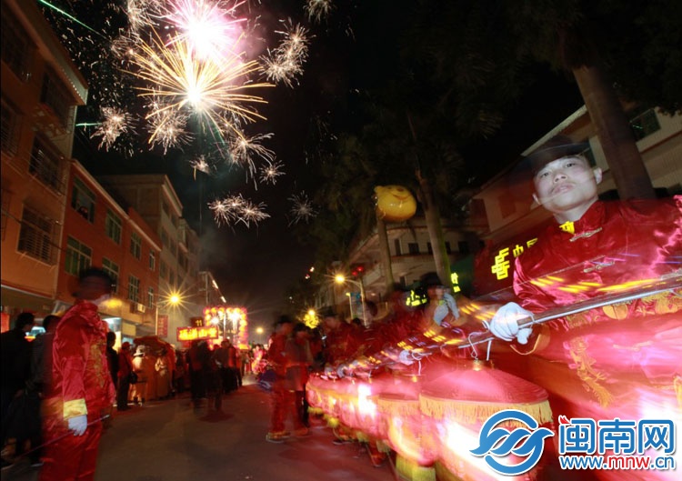 Ȫ�ݰΰΟ��F(xi��n)��(ch��ng)�����(d��ng)��M��������ζ