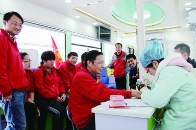 五一文化廣場東側(cè)的愛心獻(xiàn)血房車正式啟用，市民踴躍