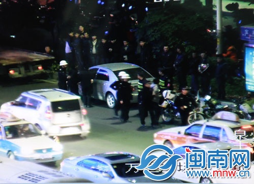 拖車趕來將轎車拖走