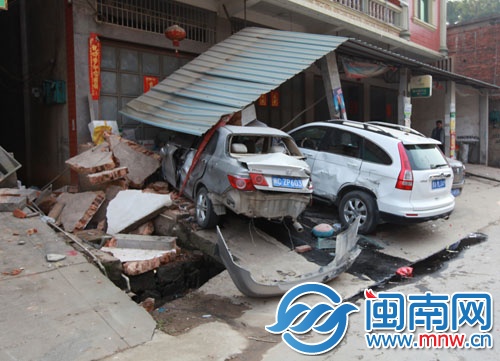 小車（左）撞墻后，殃及停在那的其余車