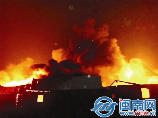 起火時(shí)，火光沖天，濃煙四起