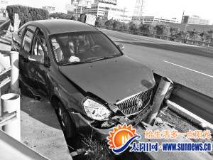 撞向隔離欄的車輛