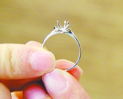 戒托上的鉆石掉了,只剩下爪子