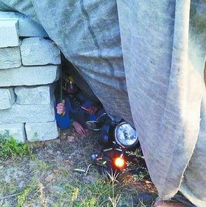 紙皮壓下來時，正好被一旁的石堆救了命