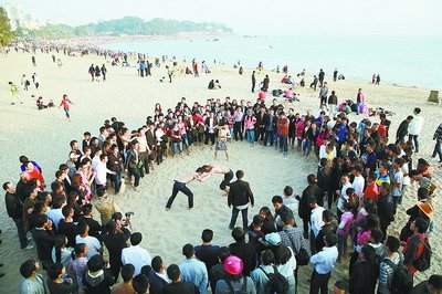 角力游戲在海濱沙灘上演