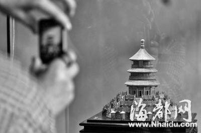 福州本土軟木畫藝術(shù)家吳傳福的作品《天壇》