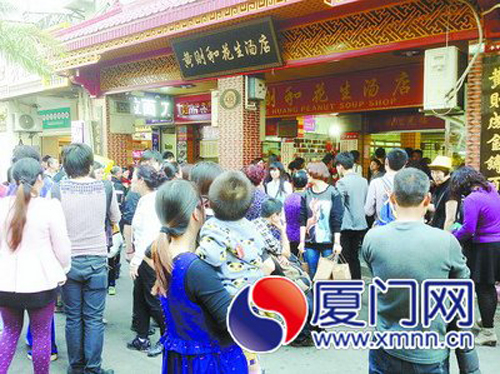 昨日，我市迎來游客高峰，各大景點、特色小吃店里游