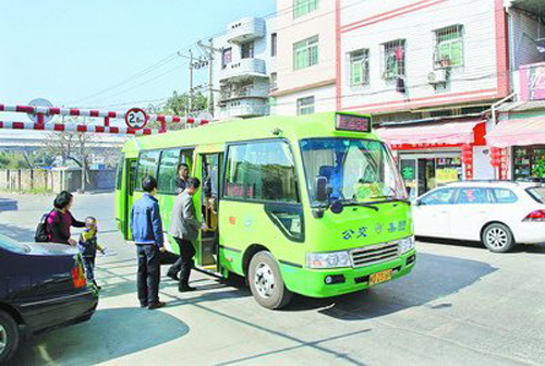 綠色的432路社區(qū)公交方便居民出行