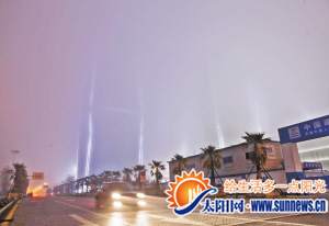 兩岸金融中心的高樓隱身于大霧之中