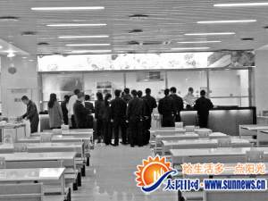 食堂窗口前擠了不少人